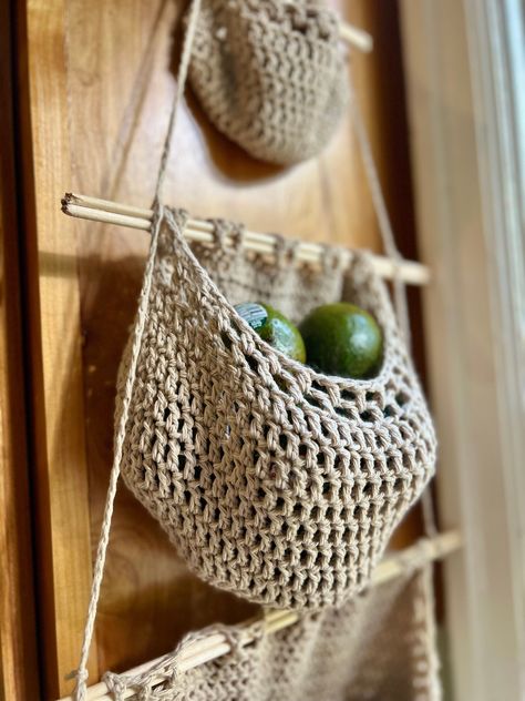 Crochet Basket Hanging, Crochet Vegetable Bag, Crochet Fruit Basket, Basket Design Ideas, Hanging Vegetable Basket, Crochet Basket Tutorial, Useful Crochet, Produce Baskets, Super Easy Crochet