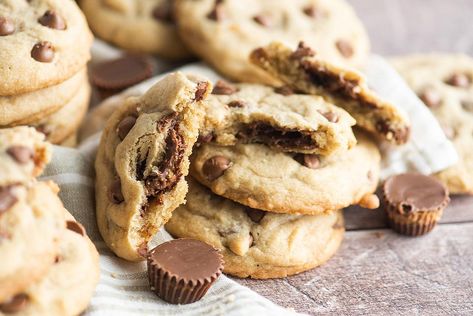 Mini Peanut Butter Cups, Reese's Peanut Butter Cup, Stuffed Cookies, Homemade Sweets, Cookie Time, Peanut Butter Cup, Chocolate Chip Recipes, Delicious Cookie Recipes, Reeses Peanut Butter Cups