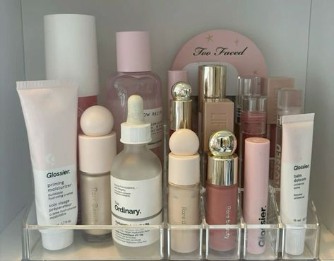 Makeup Bord, Glossier Aesthetic, Outfits Asian, Skincare Accessories, Viral Aesthetic, Chanel Lipstick, Priming Moisturizer, Makeup Bag Essentials, Workout Inspo