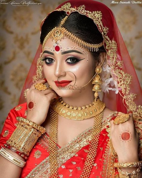 53 Best Chandan Bindi Art Designs For Bengali Brides | ShaadiSaga Indian Bride Poses, Indian Bride Photography Poses, Indian Bride Makeup, Bridal Art, Bengali Bridal Makeup, Indian Wedding Bride, Bridal Makeup Images, Bridal Photography Poses, Indian Bridal Photos