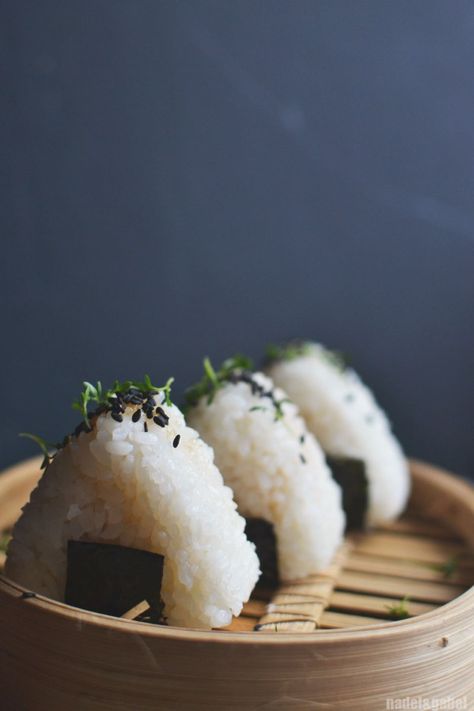 tuna onigiri 1 Koreansk Mad, Krispy Kreme, Japanese Dishes, Japan Food, Asian Cooking, Korean Food, Chopsticks, Japanese Food, Aesthetic Food