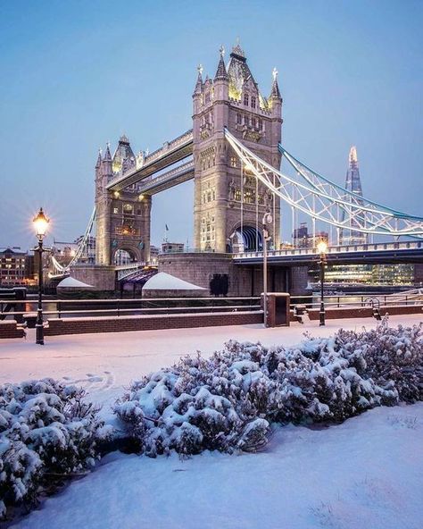 The best things to do in London in Winter time. Today, London is one of the most diverse cities in the world, with a rich history and some of the most outstanding culture on the planet. #travel #London London In Winter, Travel England, London Dreams, England London, London Christmas, Crumpets, Things To Do In London, Winter Scenery, London Town