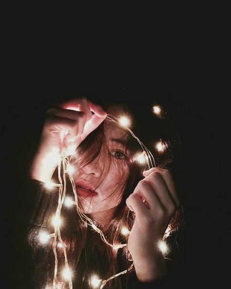 Fairy Light Photography, Photoshoot Lights, ポップアート ポスター, Selfie Photography, Self Portrait Photography, Selfie Poses Instagram, Portrait Photography Poses, Tumblr Photography, Foto Art