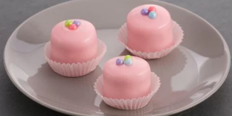 Fondant Glazed Petit Fours Petite Four Icing, Poured Fondant, Petit Four Recipes, Cake Portions, Anna Olson, Fondant Recipe, Clean Baking, Cake Wraps, Tea Ideas