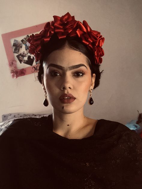 Mexican Inspired Halloween Costumes, Frida Kahlo Makeup Halloween, Frida Kahlo Costume Ideas, Frida Kahlo Halloween Costumes, Frida Khalo Costume, Frida Kahlo Halloween, Frida Kahlo Makeup, Hawaiian Party Outfit, Mexican Halloween Costume