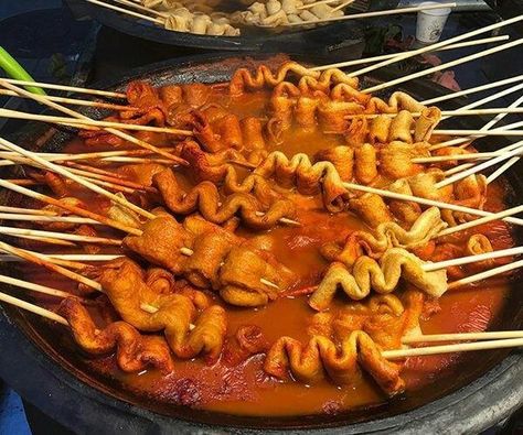 FISH CAKE Korean street food it look so good  #koreanfood Flaming Cheetos, Koreansk Mat, Flaming Hot, Hot Cheetos, Cibo Asiatico, Asian Street Food, K Food, Food Homemade, Korean Street Food