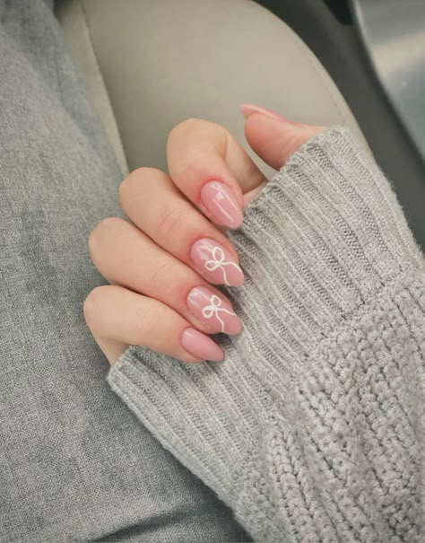 Minimalist Bow Nail Art Designs for a Chic Summer Manicure Winter Nails Bow, Bow Nail Art Designs, Pink Bow Nails, Bow Tie Nails, Almond Nails Pink, Bow Nail Designs, Aesthetic Bow, 15 Aesthetic, Pink French Nails