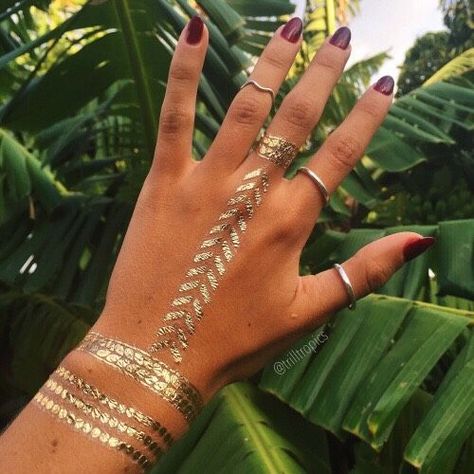 DIY Temporary Tattoos | Great For Coachella! #Beauty #Musely #Tip Coachella Tattoo, Festival Bag Essentials, Coachella Diy, Coachella Party Decorations, Coachella Accessories, Music Festival Dress, Coachella Birthday, Tattoo Festival, Coachella Makeup