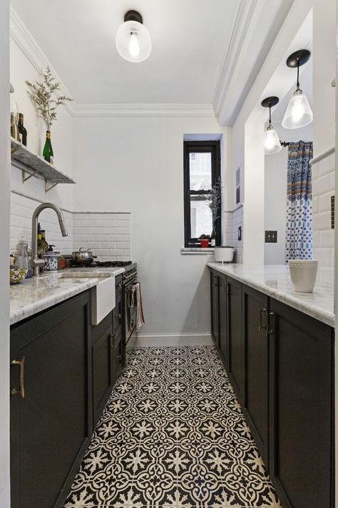 A NYC apartment features a Ventana concrete sink from Native Trails via@sweetenhome Galley Kitchen Decor, Long Narrow Kitchen, Galley Kitchen Layout, Small Galley Kitchen, Galley Kitchen Design, Galley Kitchen Remodel, Galley Kitchens, Kitchen Rules, Narrow Kitchen