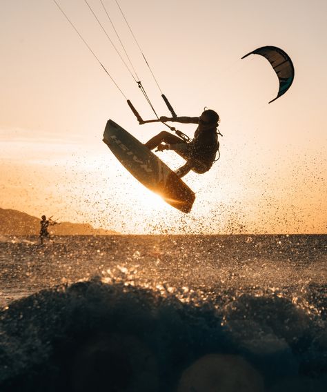 There is a story in the Philippines that the breeze comes at the whim of Amihan, goddess of the northeast winds. When that moment arrives, kite surfers learn to fly. Lifted from the translucent waters of the Sulu Sea that surround Amanpulo and its pristine white sands, moments suspended in the air are a kind of meditation – a connection to nature that is transient, but unforgettable. Surfer Painting, Palawan Island, Surfing Aesthetic, Luxury Beach Resorts, Soul Surfer, Palawan Philippines, Surf Club, Surf Camp, Kite Flying