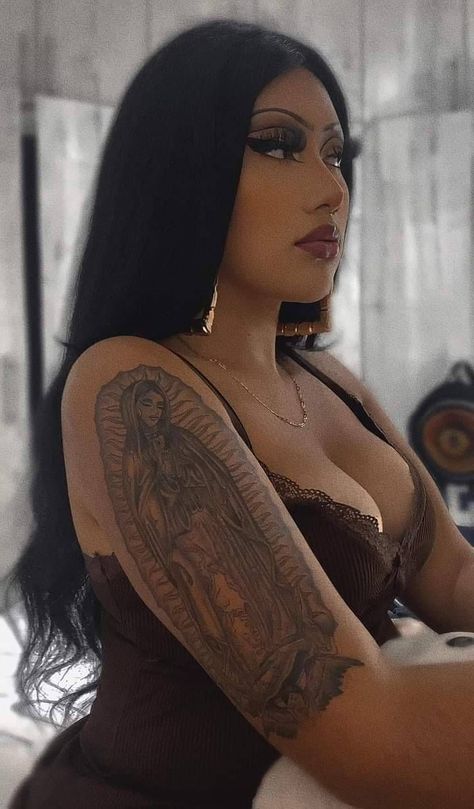 Chicana Neck Tattoo, Tattooed Latina, Baddie Tats Arm, Latina Tattoo Ideas, Chola Drawings, Payasa Tattoo, Maquillage Goth, Chicanas Tattoo, Mexican Tattoo