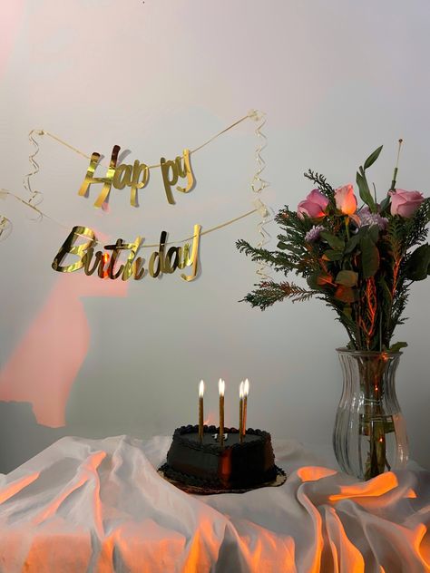 Birthday Decoration For Father, Aesthetic Birthday Table Set Up, Minimal Bday Decor, Minimal Birthday Decor Party Ideas, Minimal Birthday Decor For Men, Simple 18th Birthday Ideas At Home, Simple Birthday Decorations For Men, Minimal Birthday Decor, Small Birthday Decorations Simple