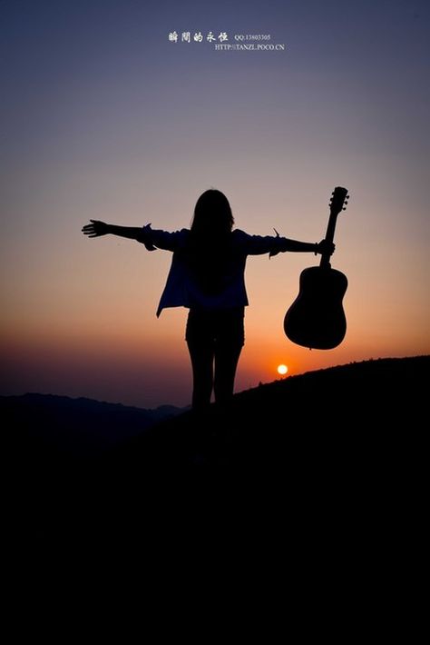 Girl and guitar Photo Walls, Guitar Photography, Silhouette Photography, Guitar Girl, Music Pictures, Shadow Pictures, Guitar Art, Music Guitar, Music Wallpaper