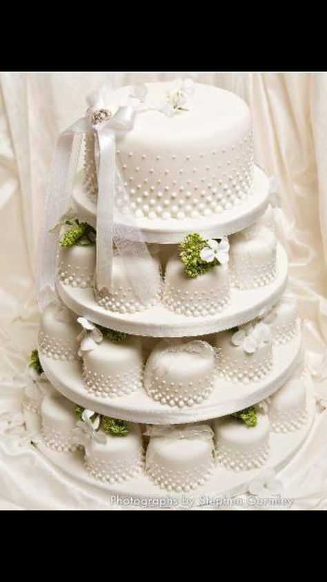 Individual Wedding Cakes, Cake Tower, Cake With Flowers, Mini Wedding Cakes, Mini Torte, Individual Cakes, Couture Cakes, Miniature Cake, Wedding Cakes With Cupcakes