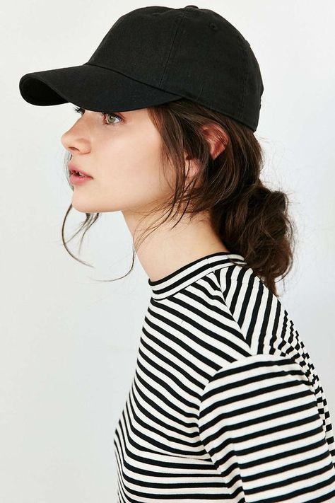 Hat Hairstyles Baseball, Baseball Hat Hairstyles, Cap Hairstyles, Baseball Hat Outfit, Cap Girl, Athleisure Trend, Trendy Hat, Vlasové Trendy, Outfits With Hats