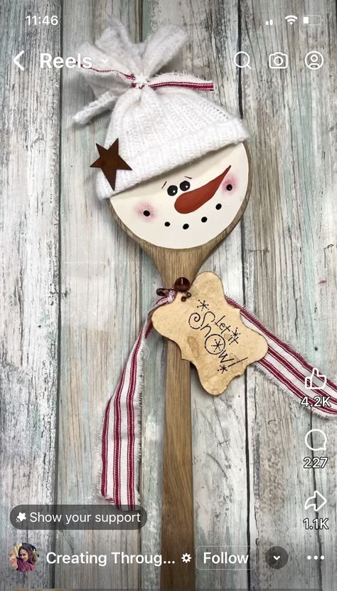 Christmas Wooden Spoons Diy, Spoon Snowman, Worm Crafts, Wooden Spoon Crafts, Painted Spoons, Christmas Spoons, Easy Christmas Ornaments, Spoon Crafts, Christmas Crafty