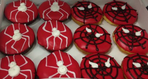 Spiderman donuts Spiderman Doughnut, Spiderman Eating, Donut Inspiration, Childrens Party Decorations, Halloween Donuts, Baked Donut Recipes, Diy Donuts, Birthday Donuts, Spiderman Birthday Party