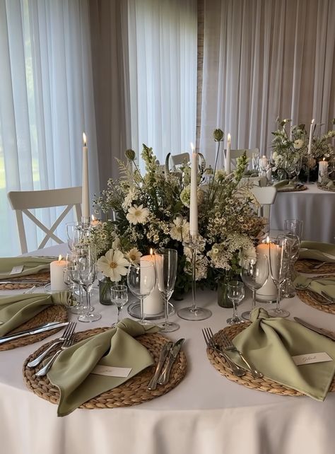 Themes Of Weddings, Table Decor Sage Green, Dream Wedding Sage Green, Green Round Table Wedding, January Wedding Decorations, Green Nikkah Decor, Black Green White Wedding Table Settings, Sage Green Wedding Venue Ideas, Wedding Decorations Elegant Classy