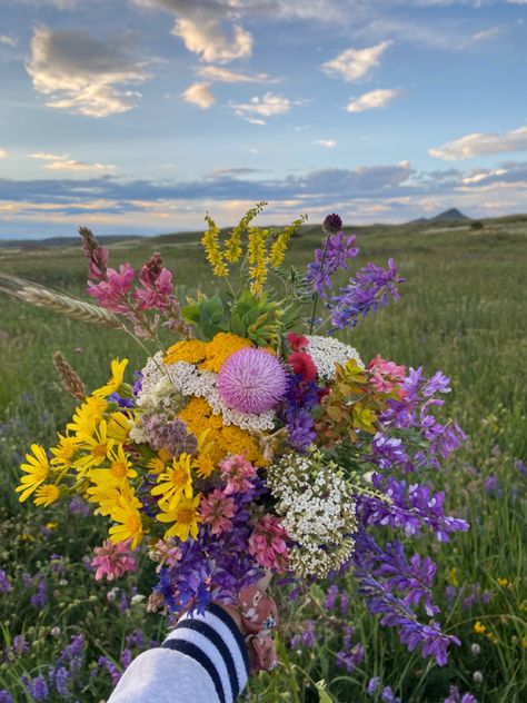 Flowers Widgetsmith, Spring Wildflower Bouquet, Flowers Aesthetic Bouquets, Wild Flower Bouquet Wedding, Wild Flowers Aesthetic, Wild Flowers Bouquet, Wild Flower Arrangements, Wildflowers Bouquet, Wild Flower Bouquet