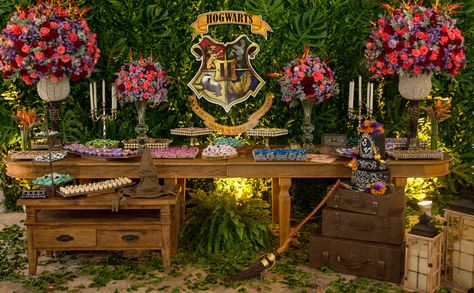 Casamento Harry Potter: comemoração de 3 anos de casados, decorada pela Brandt Ateliê  :) Harry Potter Wedding, Harry Potter Birthday, Hogwarts, Harry Potter, Table Decorations, Tv, Birthday