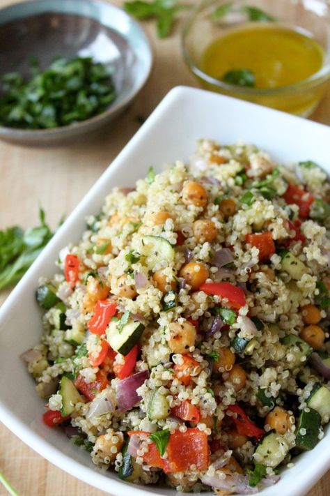 This Roasted Vegetable Quinoa Salad is delicious warm or cold! Vegetable Quinoa Salad, Roasted Vegetable Quinoa, Veggie Quinoa Salad, Roasted Vegetable Salad, Vegetable Quinoa, Quinoa Salat, Quinoa Salad Recipes, Roasted Vegetable, Quinoa Recipes