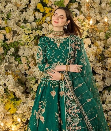 Green Pakistani Bridal Dress, Fancy Casual Outfits, Marriage Poses, Engagement Looks, Hania Aamir, Simple Hijab Tutorial, Indian Things, Pakistani Bridal Dress, Sisters Photoshoot Poses