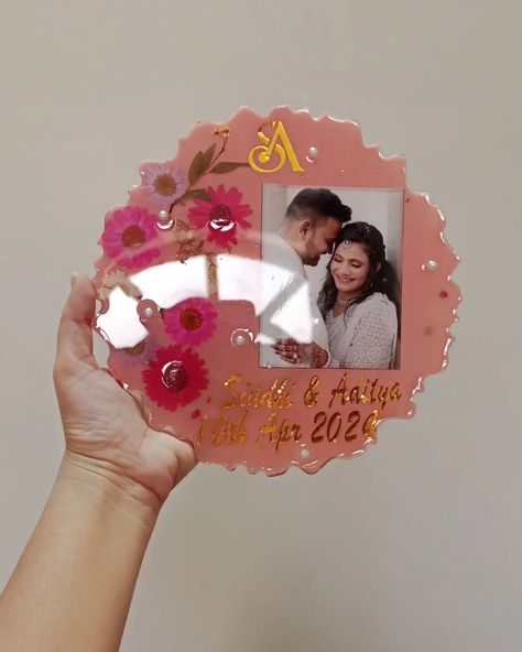 Resin Gift Ideas, Resin Name Plate, Resin Art For Beginners, Couple Frame, Gift Ideas Anniversary, Transition Songs, Date Photo, Light Frame, Resin Frame