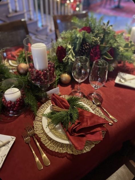 Traditional Xmas Table Settings, Christmas Tablescapes Red Tablecloth, Red Table Setting Christmas, Red And Gold Christmas Tablescape, Christmas Table Red And Green, Christmas Red Table Settings, Classy Christmas Table Settings, Christmas Table Red And Gold, Red Tablecloth Christmas Table