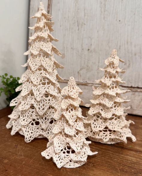 Dollies Crafts, Doily Christmas Tree, Lace Christmas Tree, Christmas To Do List, Lace Trees, Christmas Craft Fair, Shabby Christmas, Fabric Christmas Trees, Alternative Christmas Tree