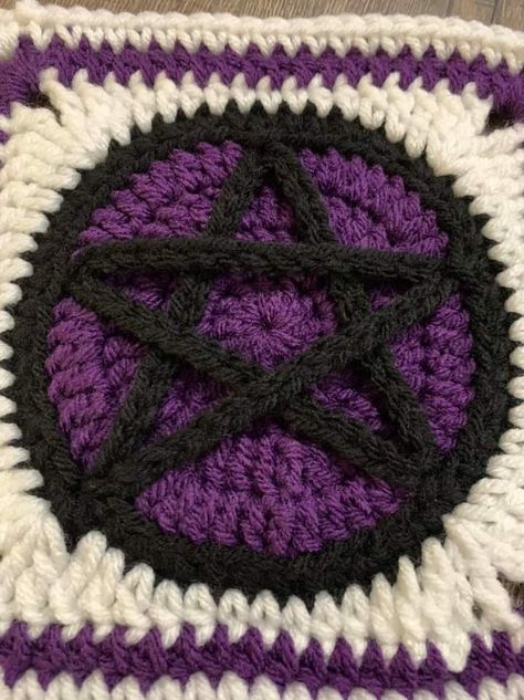 Crochet Gothic Patterns, Crochet Pentagram, Ghost Concert, Dark Crochet, Gothic Crochet, Goth Crochet, Spooky Crochet, Granny Square Pattern Free, Tapestry Loom