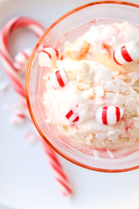 Very Vanilla Ice Cream with White Chocolate and Peppermint Peppermint Ice Cream Recipe, Ice Cream In A Jar, Candy Cane Ice Cream, Snowcream Recipe, Peppermint Milkshake, Gluten Free Christmas Desserts, Peppermint Ice Cream, Snow Cream, The Food Charlatan