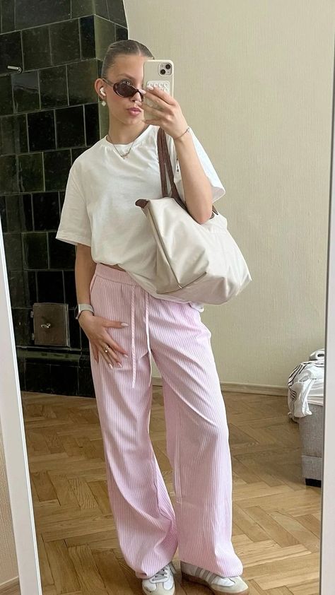 Casual Outfits Pink, Comfy Summer Fits, Outfits Uni, Pink Pants Outfit, Belle Outfit, Pink Ootd, 90s Inspired Outfits, Uni Outfits, Summer Fashion Outfits