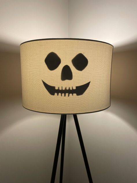 Upcycled Lampshade, Lamp Silhouette, Halloween Lamp, Halloween Lamps, Lamp Ideas, Paper Craft Diy Projects, Craft Diy, Paper Crafts Diy, Paper Craft