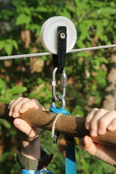 Backyard Zip-Line for Kids Diy Zipline, Kids Zipline, Zip Line Backyard, Kids Yard, Backyard Kids, Tree House Plans, Tree House Diy, Kids Backyard, Diy Playground