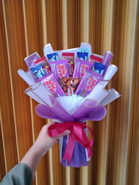 Bucket Snack Simple, Bucket Diy, Snack Bouquet, Snack Bucket, Diy Bucket, Food Bouquet, Bouquet Tutorial, Manik Manik, Gift Bouquet