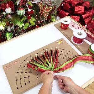 Pro Bow The Hand, Make A Christmas Bow, How To Make A Gift Bow, Bow Out Of Ribbon, Mickey Mouse Crafts, Bow Making Tutorials, Diy Wreath Bow, Pro Bow, Bow Maker