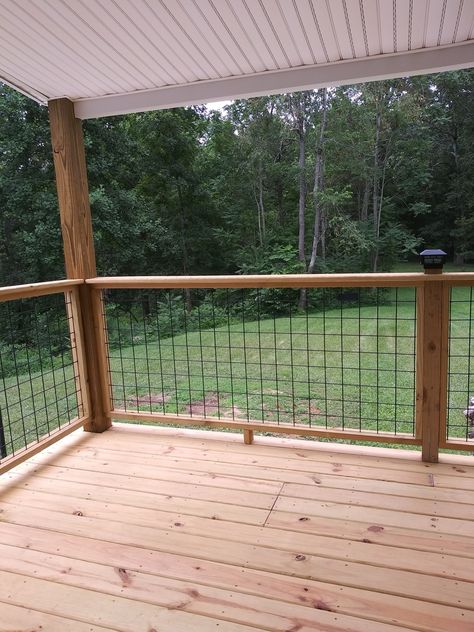 Fence Porch Railing, Porch With Hog Wire Railing, Wire Fence Porch Railing, Porch Railing With Wire, Back Deck Wire Railing, Wild Hog Deck Railing, Fence Deck Railing, Fence Around Deck Patio, Hogwire Porch Railing