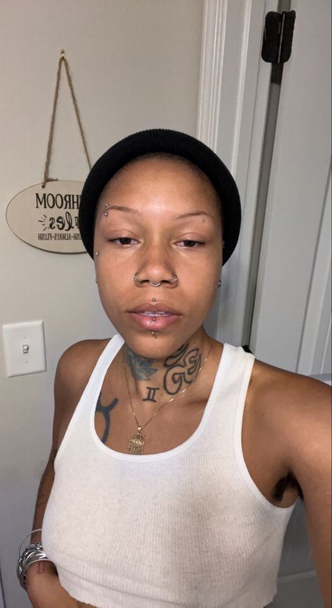 Vertical Labret And Eyebrow Piercing, Labret Piercing Black Woman, Silver Face Piercings, Monroe Piercing On Black Women, Horizontal Brow Piercing, Medusa And Vertical Labret Piercing, Vertical Labret Piercing Black Women, Eyebrow Piercing Black Women, Medusa Piercing Black Women