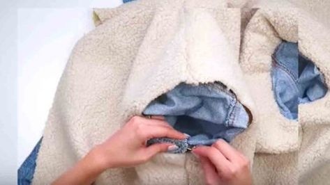 This sherpa denim jacket tutorial is worth checking out… especially when you you need a warm jacket and don’t want to spend a lot of money on a new one…just revamp your denim jacket that you already have. Diy Sherpa Jacket, Sewing Projects For Gifts, Jacket Tutorial, Cozy Diy, Denim Sherpa Jacket, Diy Joy, Sherpa Denim Jacket, Jacket Making, Sherpa Lined Jacket