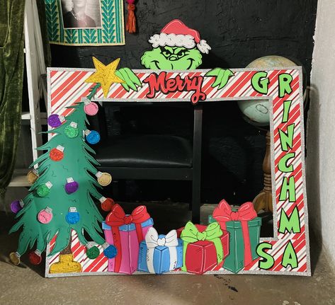 Grinch Selfie Station, Grinch House, Soccer Centerpieces, Christmas Photobooth, Photo Booth Picture Frames, Foto Frame, Xmas Games, Grinch Christmas Party, Gingerbread Christmas Tree