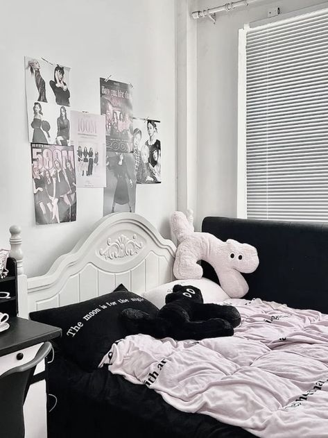 Black White And Pink Bedroom Aesthetic, Pink And Black Aesthetic Room, Black And Pink Room Aesthetic, Pink And Black Room Aesthetic, Pink Black Room, Black Pink Aesthetic, Black Room Ideas, Gaming Setup Bedroom, Black Bedroom Aesthetic