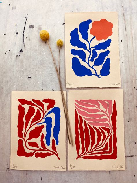 Fun and colorful original limited edition linocuts! Available individually or as a set of three. Each print was designed, hand-carved and hand-printed by me using Schmincke ink on beige Hahnemühle paper (130 gsm). Print 1: red and pink Print 2: red and blue Print 3: blue and orange The size of each print is approximately 15x21 cm (5,9x8,2 inch). Prints come signed and numbered at the bottom of the paper. Limited edition of 100 each. Please note: Due to the handmade nature of this item, each prin Two Color Linocut, Lino Print Poster, Abstract Lino Print, Lino Illustrations, Flower Lino Print, Lino Print Ideas, Lino Cut Art, Lino Cut Prints, Abstract Linocut