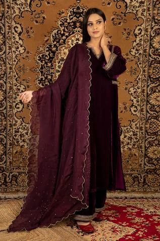 Velvet Kurta Designs, Velvet Pakistani Dress, Scallop Dupatta, डिजाइनर कपड़े, Purple Velvet Dress, Pakistani Women Dresses, Organza Suits, Pakistani Formal Dresses, Colour Combinations Fashion