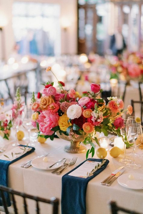 Vibrant Pink-and-Orange Floral Centerpieces Round Wedding Tables, Orange And Pink Wedding, Illustrated Wedding Invitations, Boda Mexicana, Peony Wedding, Bright Wedding, Flower Centerpieces Wedding, Orange Wedding, Deco Floral