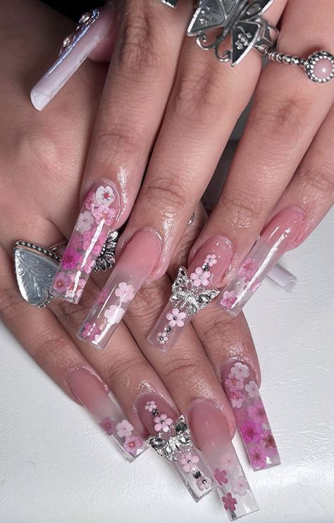 Butterfly Flower Nails, Encapsulated Nails Flowers, Dried Flower Nail Art, Medium Acrylic Nails, Halloween Fall Nails, Encapsulated Nails, Butterfly Nails, Nail Art Designs Diy, Really Cute Nails