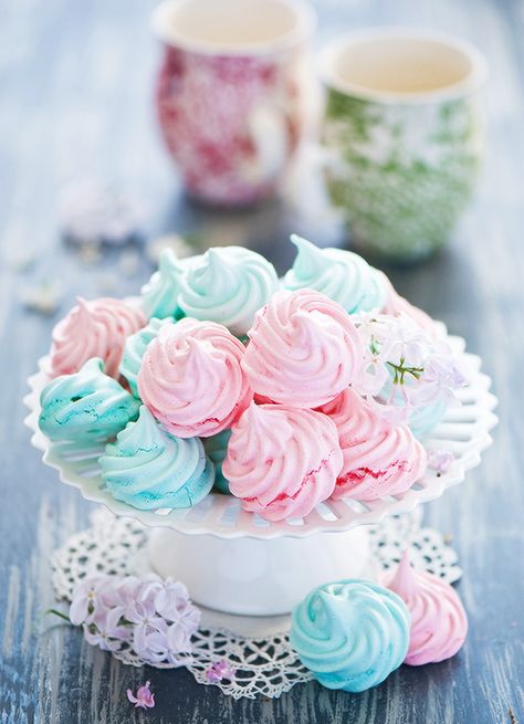 Pretty meringue cookies Gender Reveal Dessert, Gender Reveal Food, Gender Reveal Cupcakes, Gateau Baby Shower, Idee Babyshower, Homemade Sweets, Gender Party, Baby Gender Reveal Party, Meringue Cookies