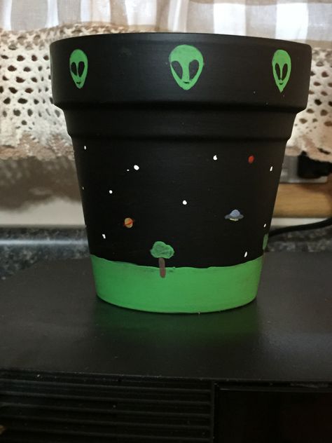 Alien theme flower pot Alien Party, Americana Crafts, Hand Painted Planter, Flower Pot Art, Pot Painting, Plant Crafts, Diy Gifts For Dad, Painted Pots Diy, Flower Pot Design