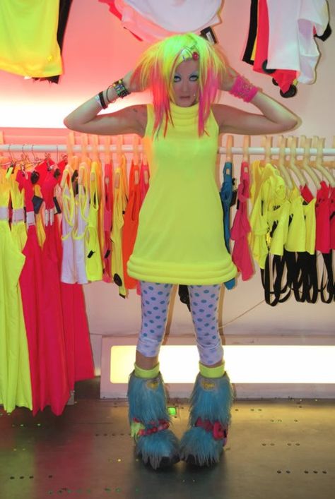 neon hair Candy Raver 90s, 90s Rave Fashion, Neon Rave, Raver Girl, Kei Visual, Neon Hair, Store Manager, Neon Outfits, Rave Girl