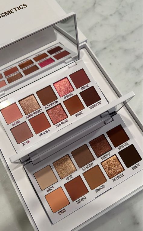 Kylie Jenner Palette, Kylie Jenner Eyeshadow Palette, Kylie Jenner And Kendall Jenner, Kylie Eyeshadow Palette, Kylie Jenner Eyes, Maquillage Kylie Jenner, Kylie Cosmetics Eyeshadow, Makeup Pallettes, Kylie Makeup