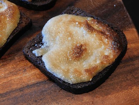 Pumpernickel Onion Toasties are a classic appetizer with 4 ingredients that take 15 minutes to make. Be ready for Surprise Company with this perfect little treat. #pumpernickel #throwback Onion Pumpernickel Bread, Pumpernickel Cocktail Bread Appetizers, Pumpernickel Bread Appetizers, Pumpernickel Bread, Apple Pie Bites, Classic Appetizers, Fast Recipes, Bread Appetizers, Cheese Bites